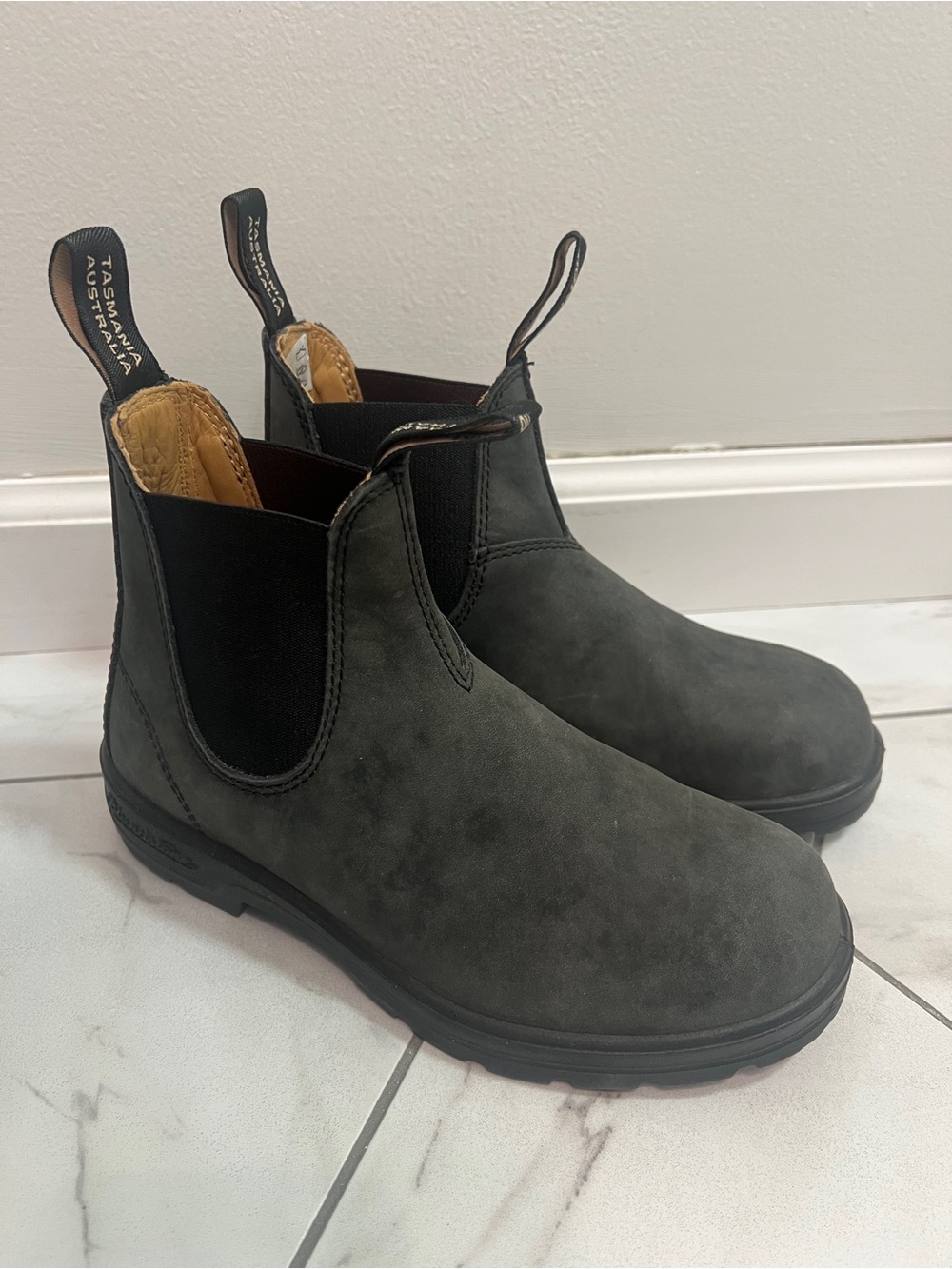 Blundstone 587 Rustic Black Premium Leather Chelsea Boots Size 7.5 Womens